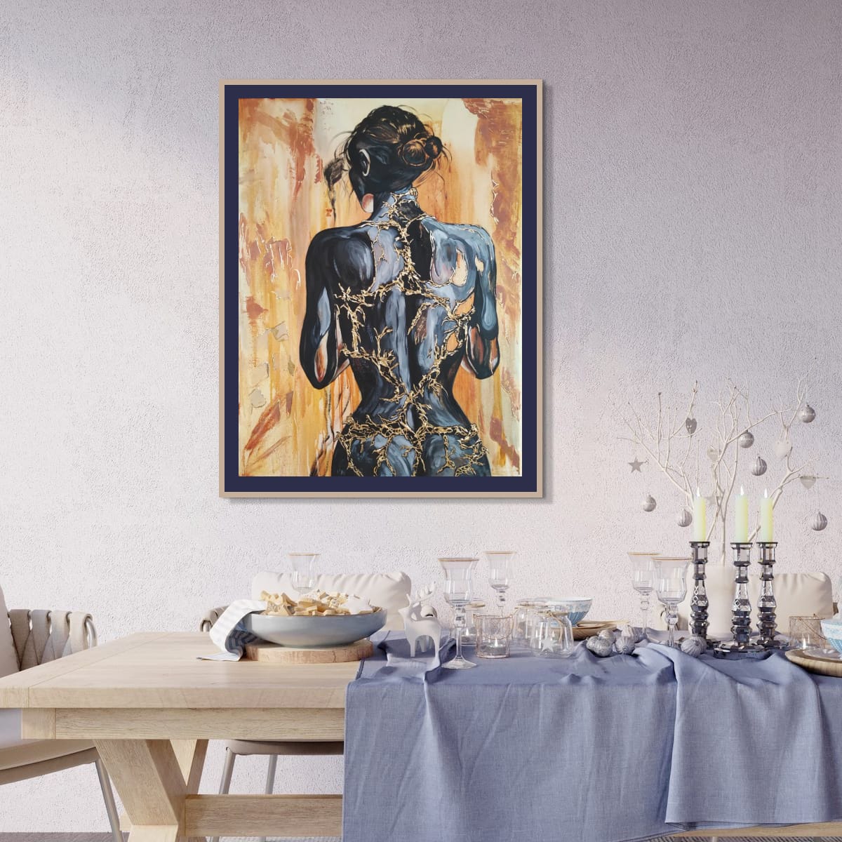 Großformatiges modernes Wandbild in Gold und Erdtönen, abstrakte Frauen Figur mit Struktur-Effekten, Kintsugi-Kunst, Dekoration für Wohnzimmer. Originalgemälde Fortress Of Light von Marika Junikajtes.
