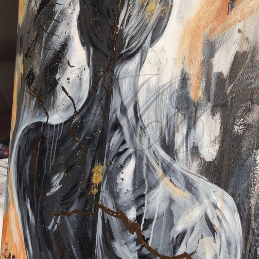 Großformatiges modernes Wandbild in Gold und Erdtönen, abstrakte Figur mit Struktur-Effekten, Kintsugi-Stil Dekoration für Wohnzimmer. Nahaufnahme Originalgemälde Golden Burden von Marika Junikajtes.