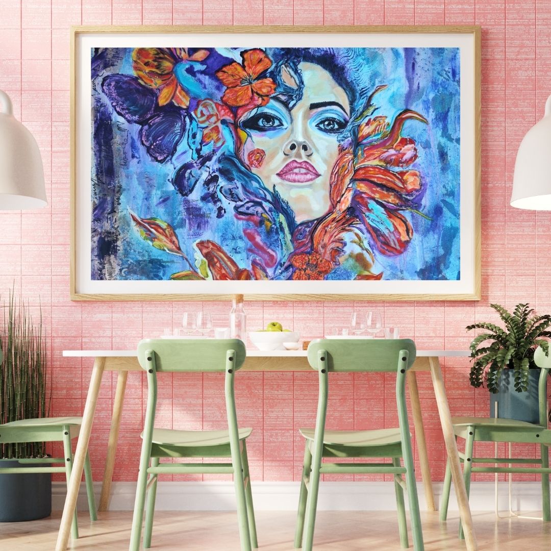 Rising Into Freedom, Gemälde der Künstlerin Marika Junikajtes hängt an eiern rosa Wand in einem modernen Esszimmer, mit einem kleinen Tisch und vier Stühlen.