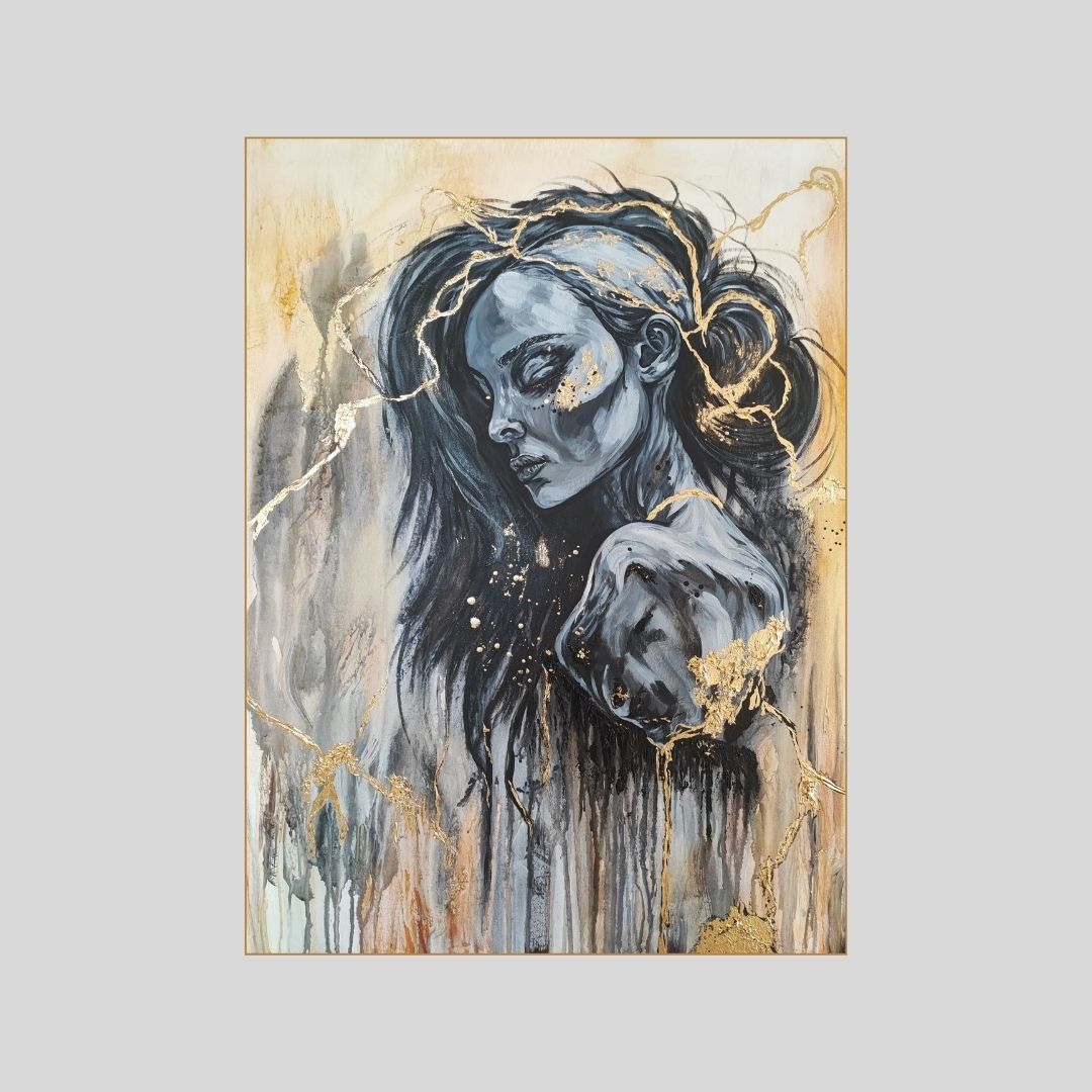 Großformatiges modernes Wandbild in Gold und Erdtönen, abstrakte Figur mit Struktur-Effekten, Kintsugi-Stil Dekoration für Wohnzimmer. Originalgemälde The Mind´s Gilded Tether von Marika Junikajtes.