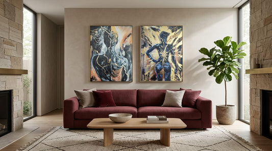 Digitale Raumvisualisierung der kintsugi-inspirierten Originalgemälde „Golden Burden“ und „The Radiant Uprising“ von Marika Junikajtes über einem burgunderroten Sofa in einem modernen Wohnzimmer.