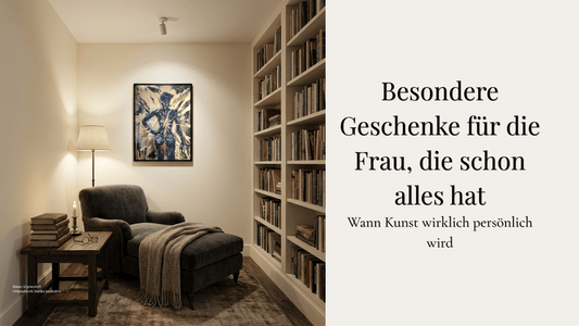 Kintsugi-inspiriertes Kunstwerk in einem ruhigen Leseraum mit Sessel und Bücherregal, Beitragsbild zum Thema besondere Geschenke für Frauen, die schon alles haben.