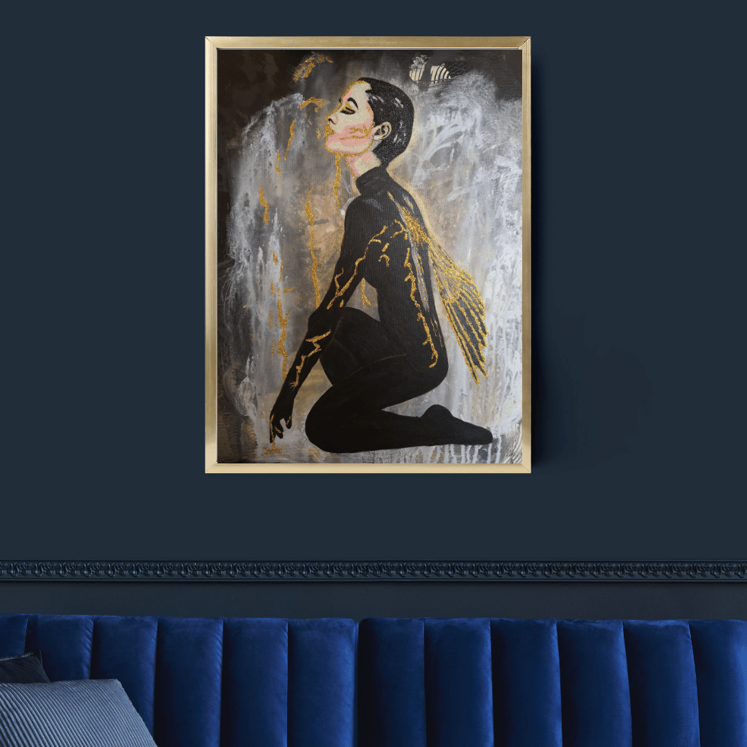 Originalgemälde Between Falling and Flying der zeitgenössischen Künstlerin Marika Junikajtes aus dem Großraum Frankfurt, Deutschland. in einem goldenen Rahmen, blaue Couch, blaue Wand, Luxus Interieur.