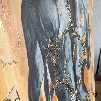 Großformatiges modernes Wandbild in Gold und Erdtönen, abstrakte Frauen Figur mit Struktur-Effekten, Kintsugi-Kunst, Dekoration für Wohnzimmer. Nahaufnahme, Originalgemälde Fortress Of Light von Marika Junikajtes.