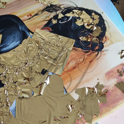 Großformatiges modernes Wandbild in Gold und Erdtönen, abstrakte Frauen Figur mit Struktur-Effekten, Kintsugi-Kunst, Dekoration für Wohnzimmer. Nahaufnahme Work In Progress, Originalgemälde Fortress Of Light von Marika Junikajtes.