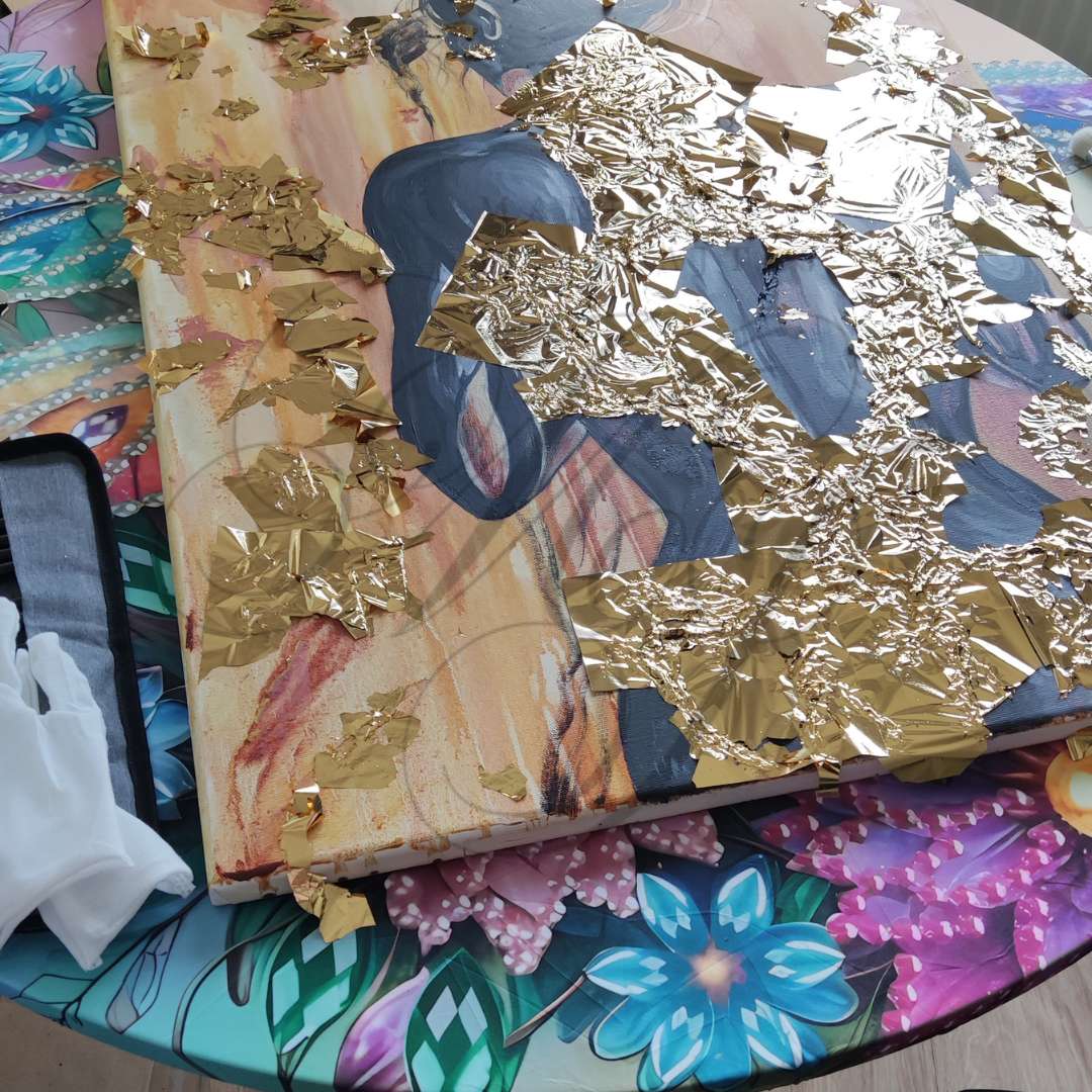 Großformatiges modernes Wandbild in Gold und Erdtönen, abstrakte Frauen Figur mit Struktur-Effekten, Kintsugi-Kunst, Dekoration für Wohnzimmer. Nahaufnahme Work In Progress, Originalgemälde Fortress Of Light von Marika Junikajtes.