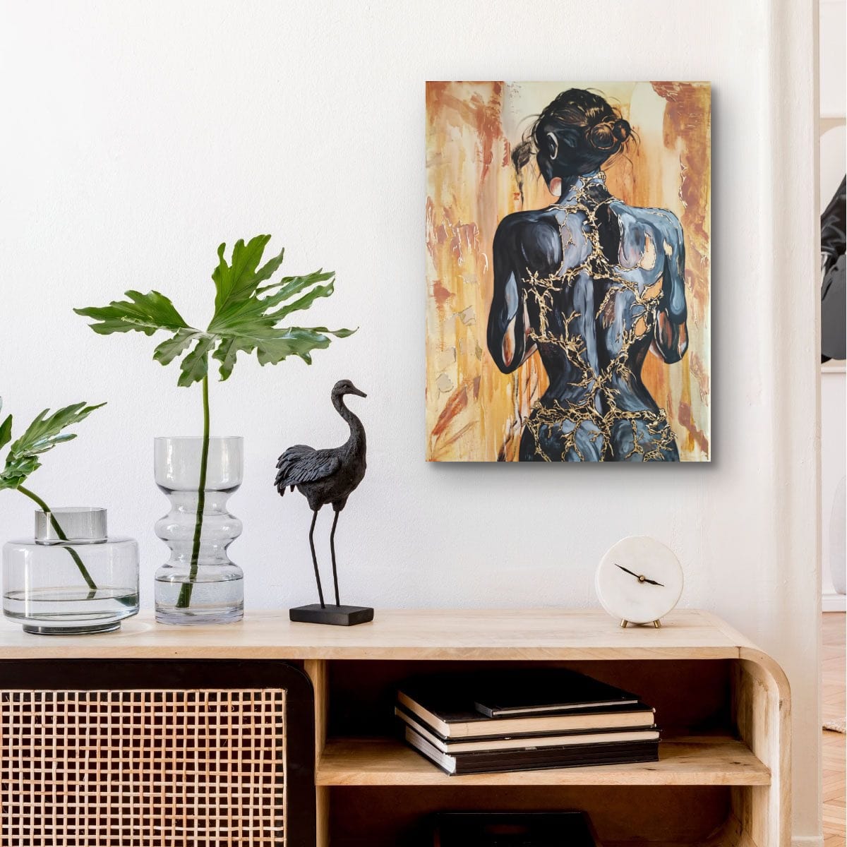 Großformatiges modernes Wandbild in Gold und Erdtönen, abstrakte Frauen Figur mit Struktur-Effekten, Kintsugi-Kunst, Dekoration für Wohnzimmer. Originalgemälde Fortress Of Light von Marika Junikajtes.