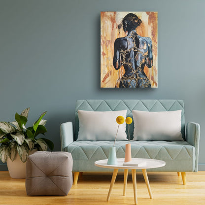 Großformatiges modernes Wandbild in Gold und Erdtönen, abstrakte Frauen Figur mit Struktur-Effekten, Kintsugi-Kunst, Dekoration für Wohnzimmer. Originalgemälde Fortress Of Light von Marika Junikajtes.