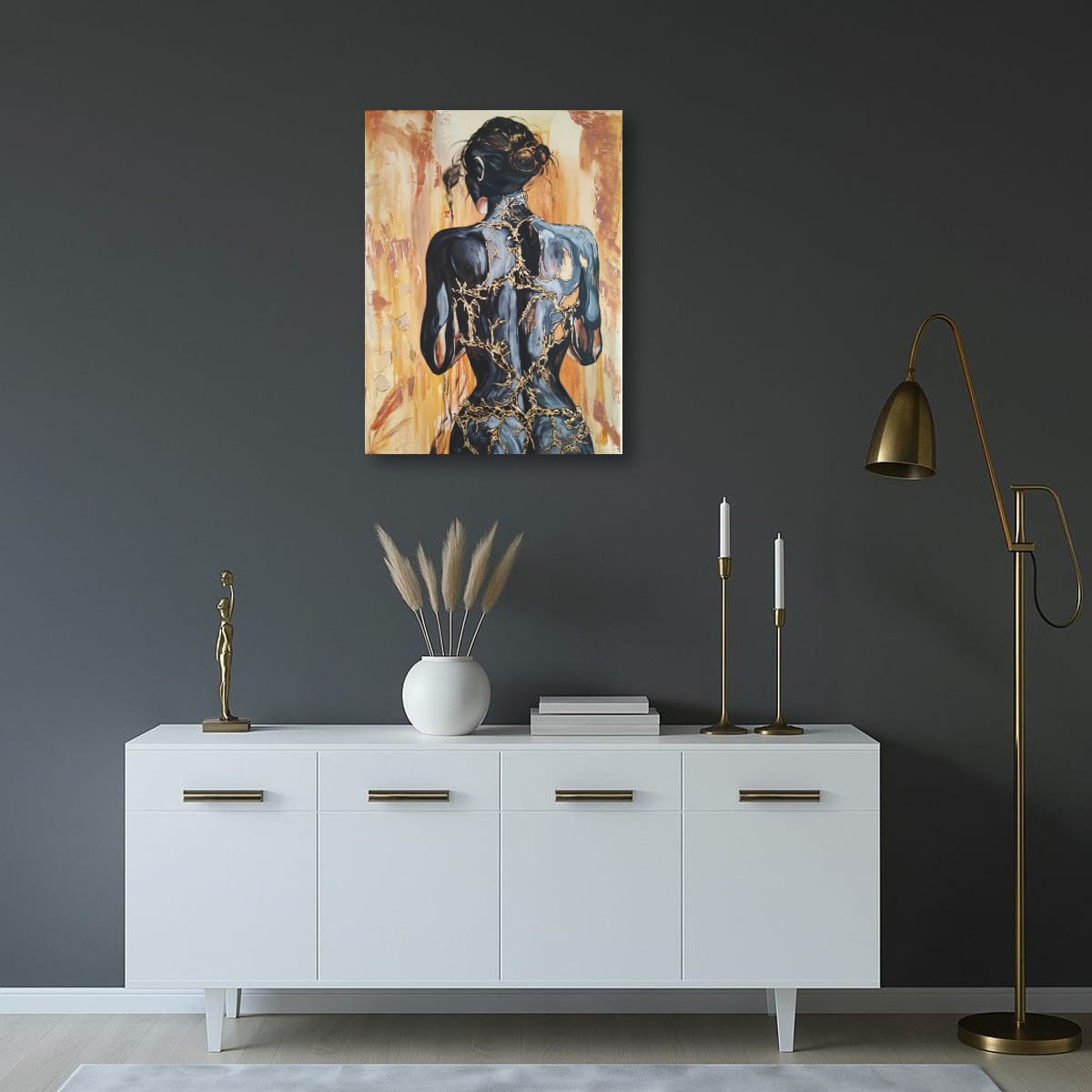 Großformatiges modernes Wandbild in Gold und Erdtönen, abstrakte Frauen Figur mit Struktur-Effekten, Kintsugi-Kunst, Dekoration für Wohnzimmer. Originalgemälde Fortress Of Light von Marika Junikajtes.
