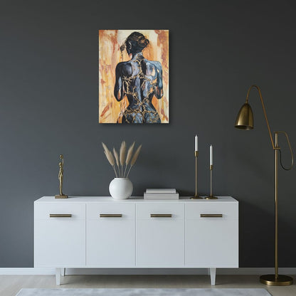 Großformatiges modernes Wandbild in Gold und Erdtönen, abstrakte Frauen Figur mit Struktur-Effekten, Kintsugi-Kunst, Dekoration für Wohnzimmer. Originalgemälde Fortress Of Light von Marika Junikajtes.