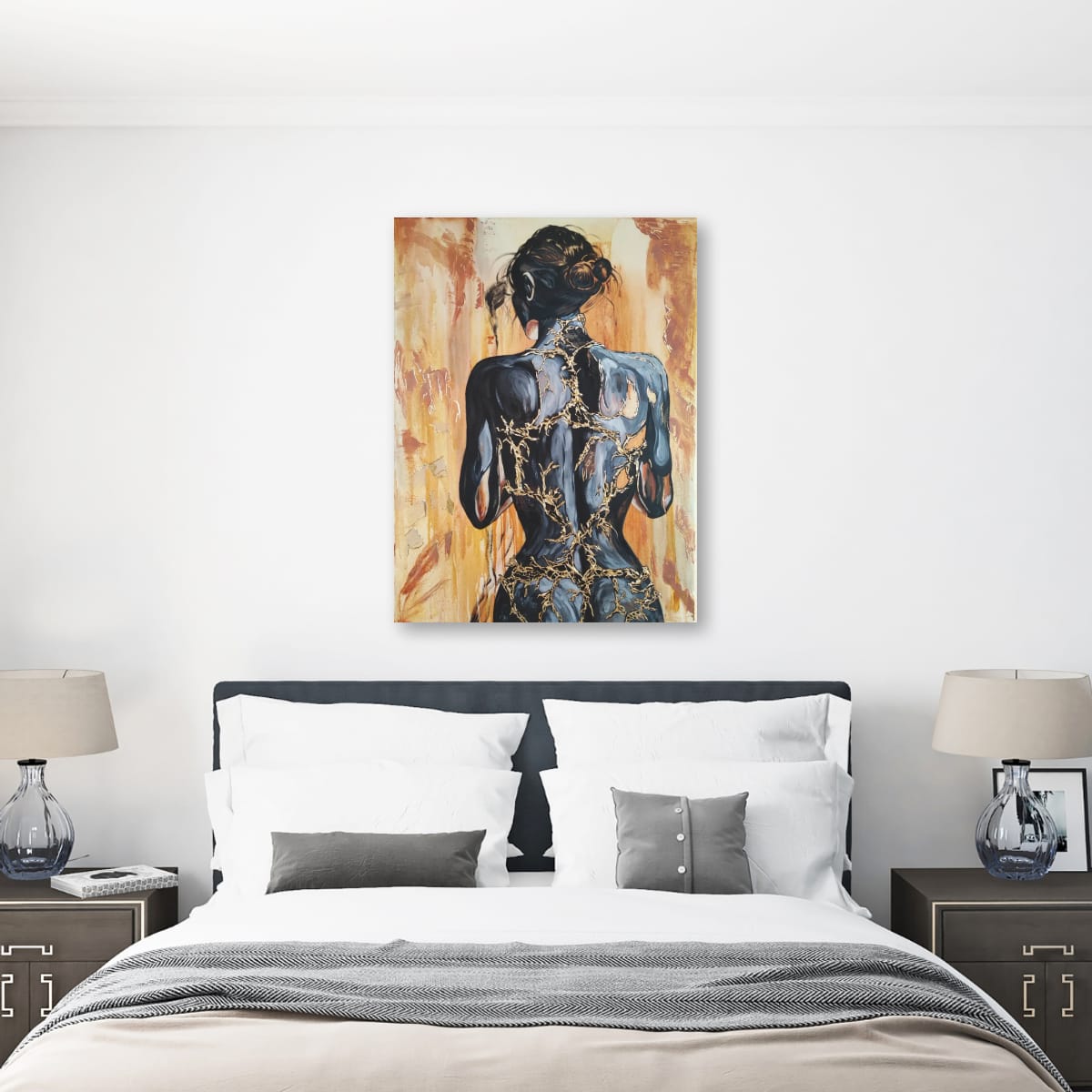 Großformatiges modernes Wandbild in Gold und Erdtönen, abstrakte Frauen Figur mit Struktur-Effekten, Kintsugi-Kunst, Dekoration für Schlafzimmer. Originalgemälde Fortress Of Light von Marika Junikajtes.