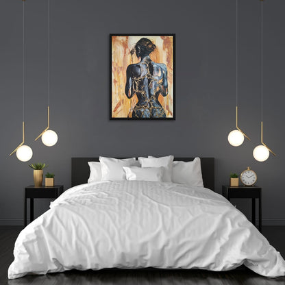 Großformatiges modernes Wandbild in Gold und Erdtönen, abstrakte Frauen Figur mit Struktur-Effekten, Kintsugi-Kunst, Dekoration für Schlafzimmer. Originalgemälde Fortress Of Light von Marika Junikajtes.