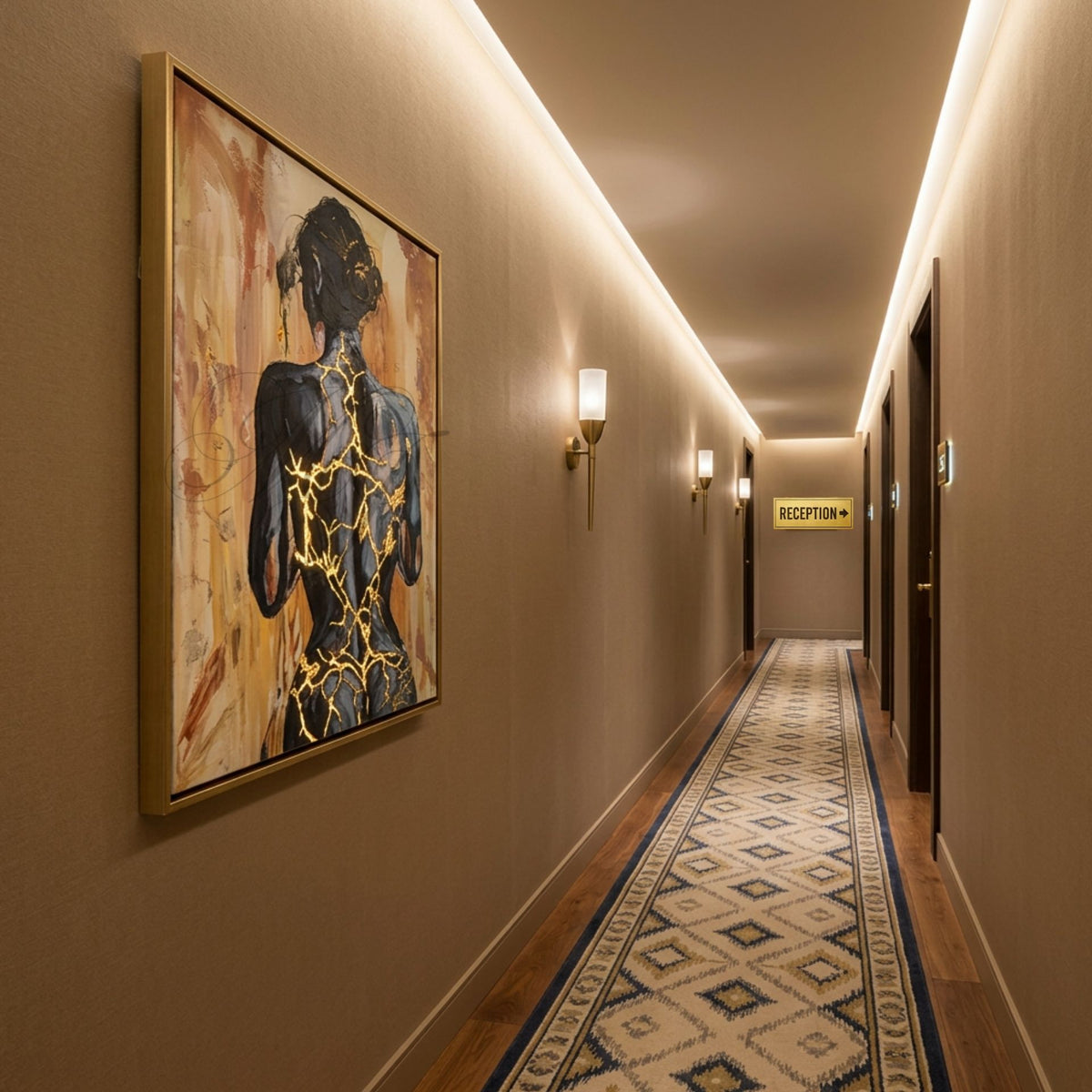 „Fortress Of Light“ von Marika Junikajtes als digitale Raumvisualisierung in einem warm beleuchteten Boutique-Hotel-Flur mit braunen Wänden, Holzfußboden und Messingleuchten. Das 60 × 80 cm große Originalgemälde zeigt eine dunkle Rückenfigur mit markanten goldenen Linien.