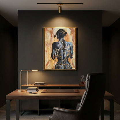 Digitale Raumvisualisierung des Originalgemäldes „Fortress Of Light“ von Marika Junikajtes in einem dunklen Chefbüro mit Nussbaum-Schreibtisch, schwarzem Ledersessel und gezielter Bildbeleuchtung. Das kintsugi-inspirierte Mixed-Media-Gemälde zeigt eine Frauenfigur von hinten mit goldenen Strukturen.