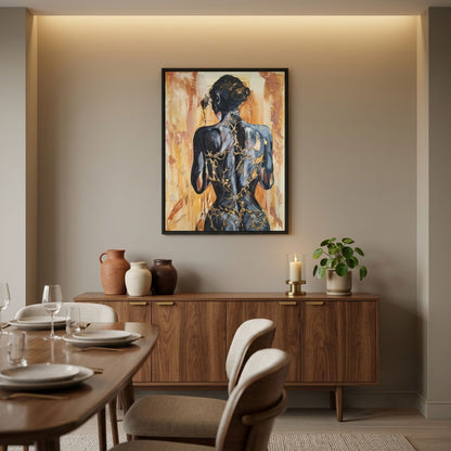 „Fortress Of Light“ von Marika Junikajtes als digitale Raumvisualisierung über einem Nussbaum-Buffet in einem hochwertig eingerichteten Essbereich. Das 60 × 80 cm große Mixed-Media-Werk verbindet eine dunkle Frauenfigur mit goldenen, kintsugi-inspirierten Strukturen und warmen Erdtönen.