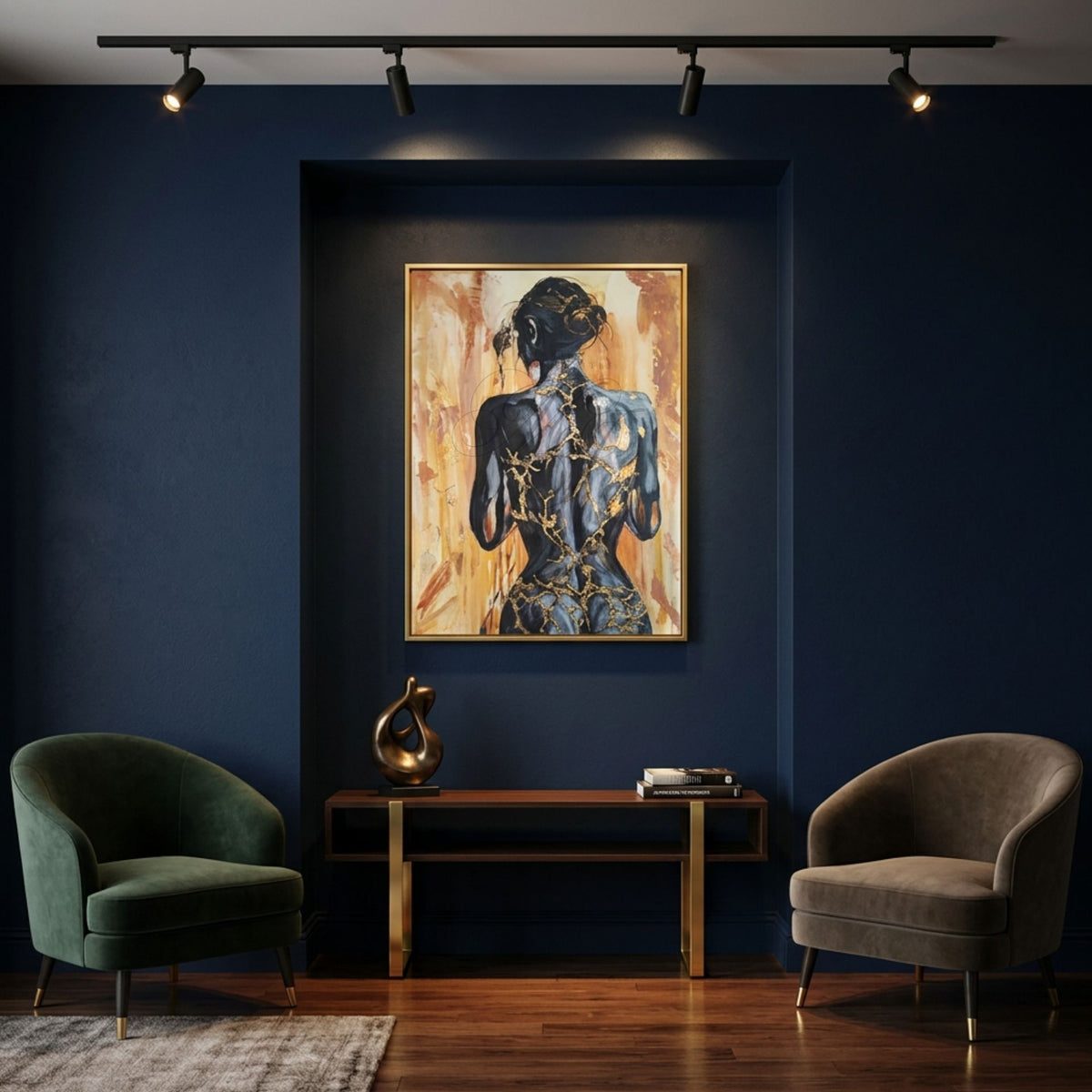 „Fortress Of Light“ von Marika Junikajtes als digitale Raumvisualisierung in einer hochwertigen Hotel-Suite oder einem repräsentativen Loungebereich mit dunkelblauer Wand, Samtsesseln und Messingakzenten. Das kintsugi-inspirierte Originalgemälde zeigt eine Rückenfigur in Schwarz, Grau und Gold.