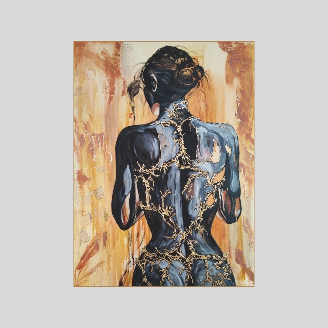 Großformatiges modernes Wandbild in Gold und Erdtönen, abstrakte Figur mit Struktur-Effekten, Kintsugi-Stil Dekoration für Wohnzimmer. Originalgemälde Fortress Of Light von Marika Junikajtes.