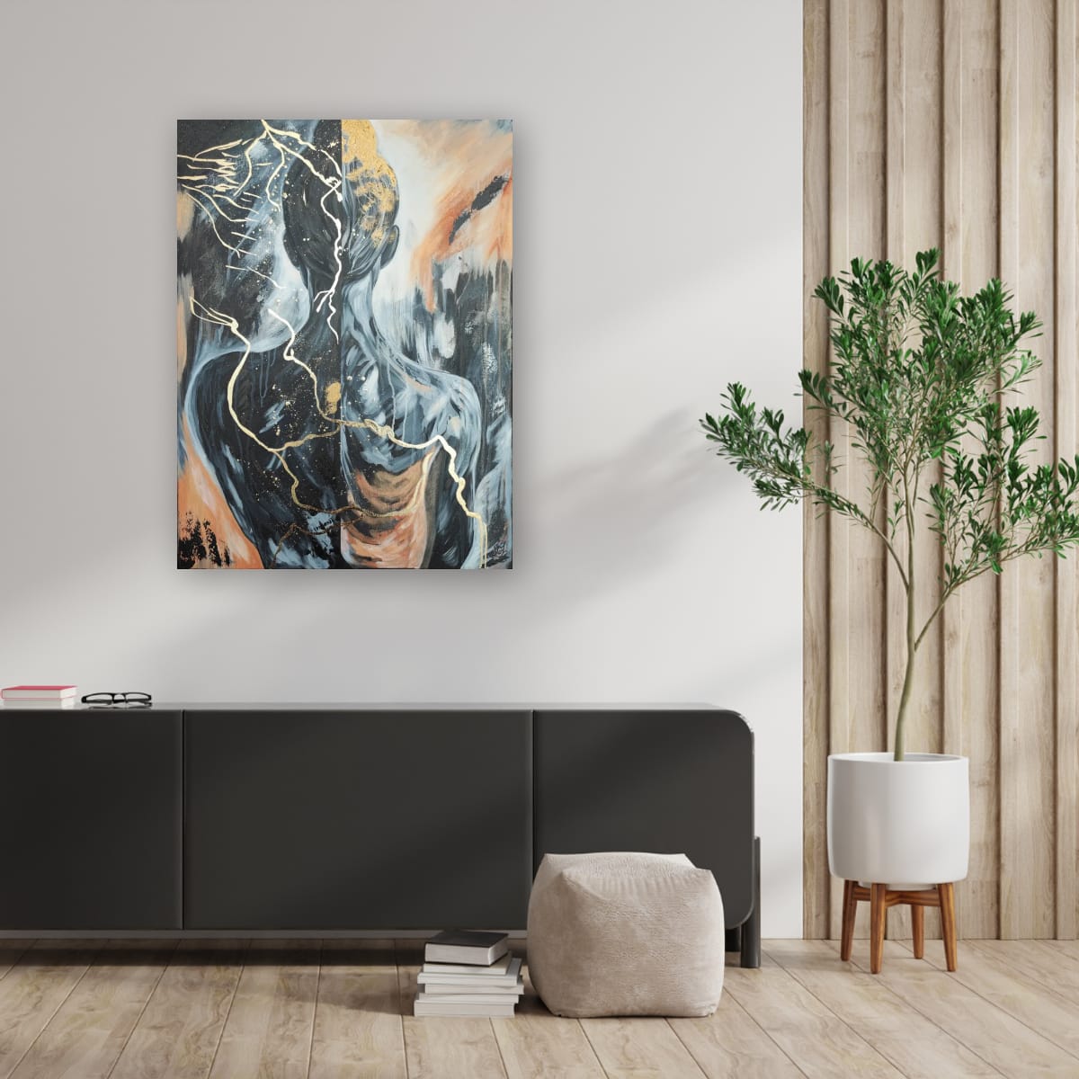 Digitale Raumvisualisierung des Mixed-Media-Originals „Golden Burden“ von Marika Junikajtes über einem schwarzen Sideboard in einem modernen Wohnraum / Wohnzimmer mit heller Wand, Holzlamellen und Zimmerpflanze. Goldene Linien durchziehen die abstrahierte Frauenfigur.