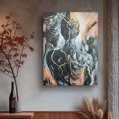 Digitale Raumvisualisierung des Originalgemäldes „Golden Burden“ von Marika Junikajtes in einem warmen, erdigen Innenraum mit dunkler Pflanze, Holzoberfläche und gedämpften Braun- und Beigetönen. Das 60 × 80 cm große Mixed-Media-Werk zeigt eine Rückenfigur mit goldenen, kintsugi-inspirierten Linien.