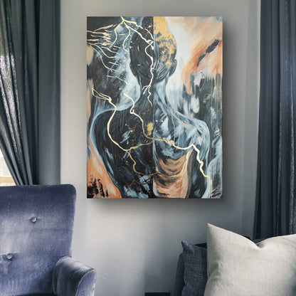 Digitale Raumvisualisierung des Originalgemäldes „Golden Burden“ von Marika Junikajtes in einem ruhig eingerichteten Wohnraum mit anthrazitfarbenen Vorhängen, grauer Wand und dunklem Polstersessel. Das 60 × 80 cm große Mixed-Media-Werk zeigt eine menschliche Rückenfigur in kühlen Grau-, Schwarz- und Kupfertönen mit goldenen, kintsugi-inspirierten Linien. Die dunklen Textilien greifen die Farbigkeit des Gemäldes auf und lassen die Goldakzente deutlich hervortreten.