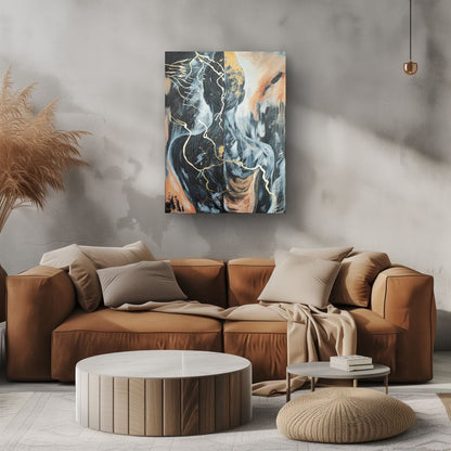 Digitale Raumvisualisierung des Mixed-Media-Originals „Golden Burden“ in einem modernen Wohnzimmer mit braunem Sofa, Naturmaterialien und neutraler Farbgestaltung. Das Werk hängt zentral über dem Sofa und prägt die Raumwirkung.
