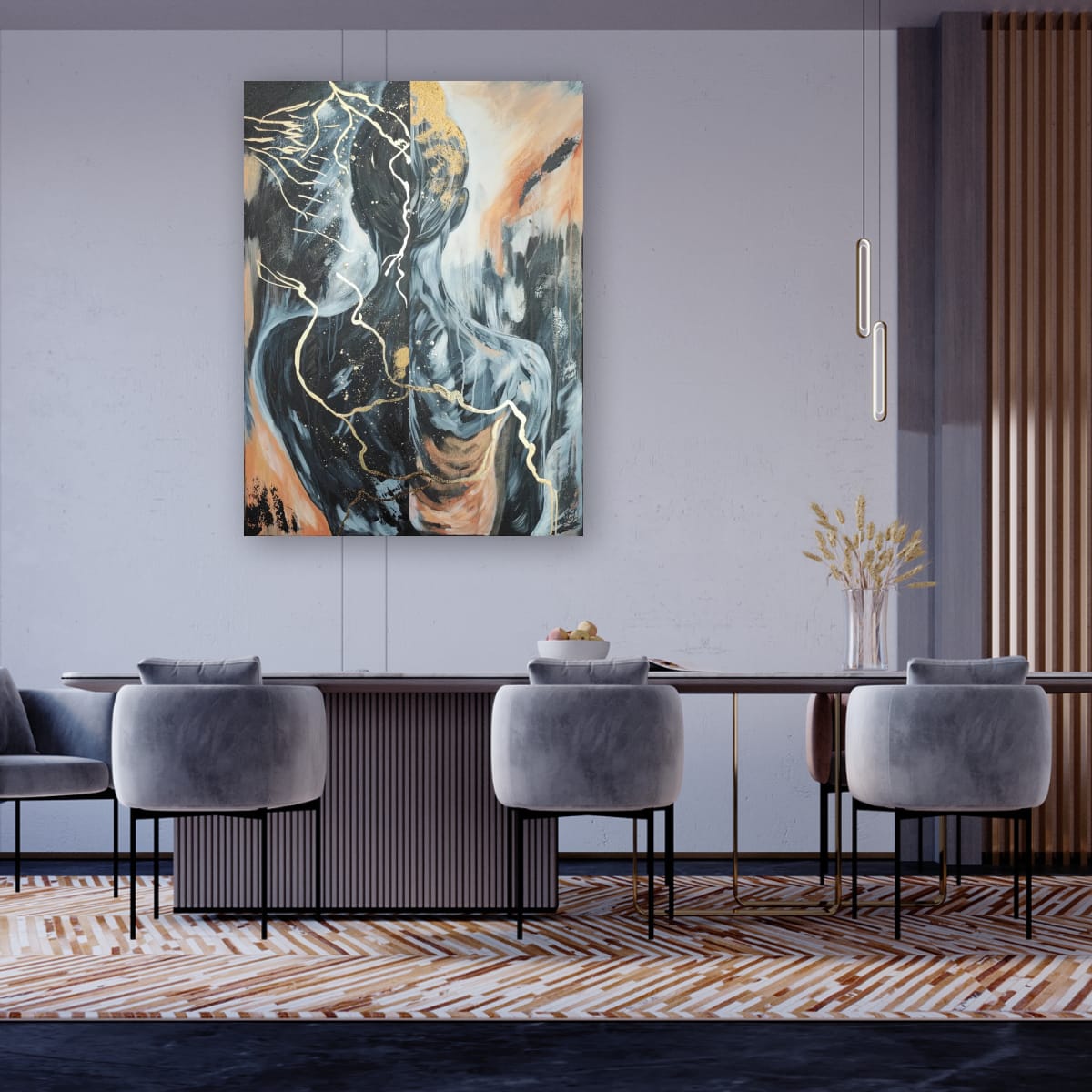 Digitale Raumvisualisierung des Originalgemäldes „Golden Burden“ über einem modernen Esstisch mit grauen Polsterstühlen. Die kühlen Grau-, Schwarz- und Goldtöne des Mixed-Media-Werks von Marika Junikajtes ergänzen die reduzierte, hochwertige Einrichtung eines Esszimmers.