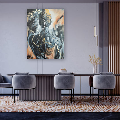 Digitale Raumvisualisierung des Originalgemäldes „Golden Burden“ über einem modernen Esstisch mit grauen Polsterstühlen. Die kühlen Grau-, Schwarz- und Goldtöne des Mixed-Media-Werks von Marika Junikajtes ergänzen die reduzierte, hochwertige Einrichtung eines Esszimmers.