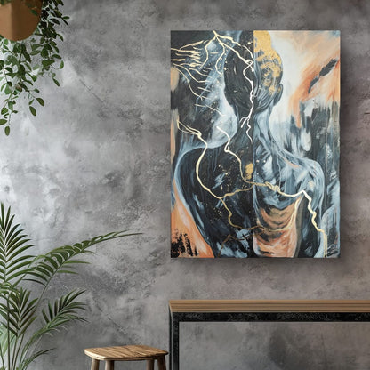 „Golden Burden“ von Marika Junikajtes in einer digitalen Raumvisualisierung vor einer strukturierten grauen Wand mit grünen Pflanzen und schmaler Konsole. Das kintsugi-inspirierte Kunstwerk zeigt eine abstrahierte Frauenfigur mit Goldadern.