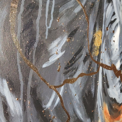 Abstrakte Kunst von Marika Junikajtes: Eine tiefschwarze, organische Silhouette trifft auf einen strukturierten Fond in Light-Beige und Sandtönen. Explosive Goldadern im Kintsugi-Stil und dynamische schwarze Drips erzeugen eine spannungsvolle Tiefe. Ein kraftvolles Statement-Piece, das in modernen, minimalistischen Räumlichkeiten oder urbanen Industrial-Lofts eine markante Präsenz entfaltet.