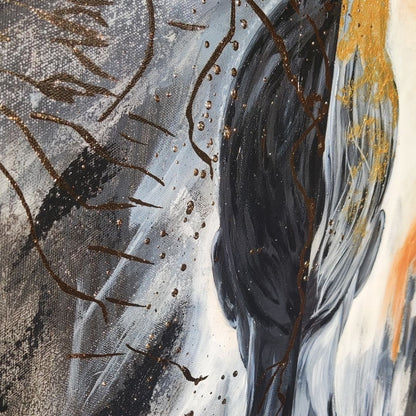 Abstrakte Kunst von Marika Junikajtes: Eine tiefschwarze, organische Silhouette trifft auf einen strukturierten Fond in Light-Beige und Sandtönen. Eksposive Goldadern im Kintsugi-Stil und dynamische schwarze Drips erzeugen eine spannungsvolle Tiefe. Ein kraftvolles Statement-Piece, das in modernen, minimalistischen Räumlichkeiten oder urbanen Industrial-Lofts eine markante Präsenz entfaltet.