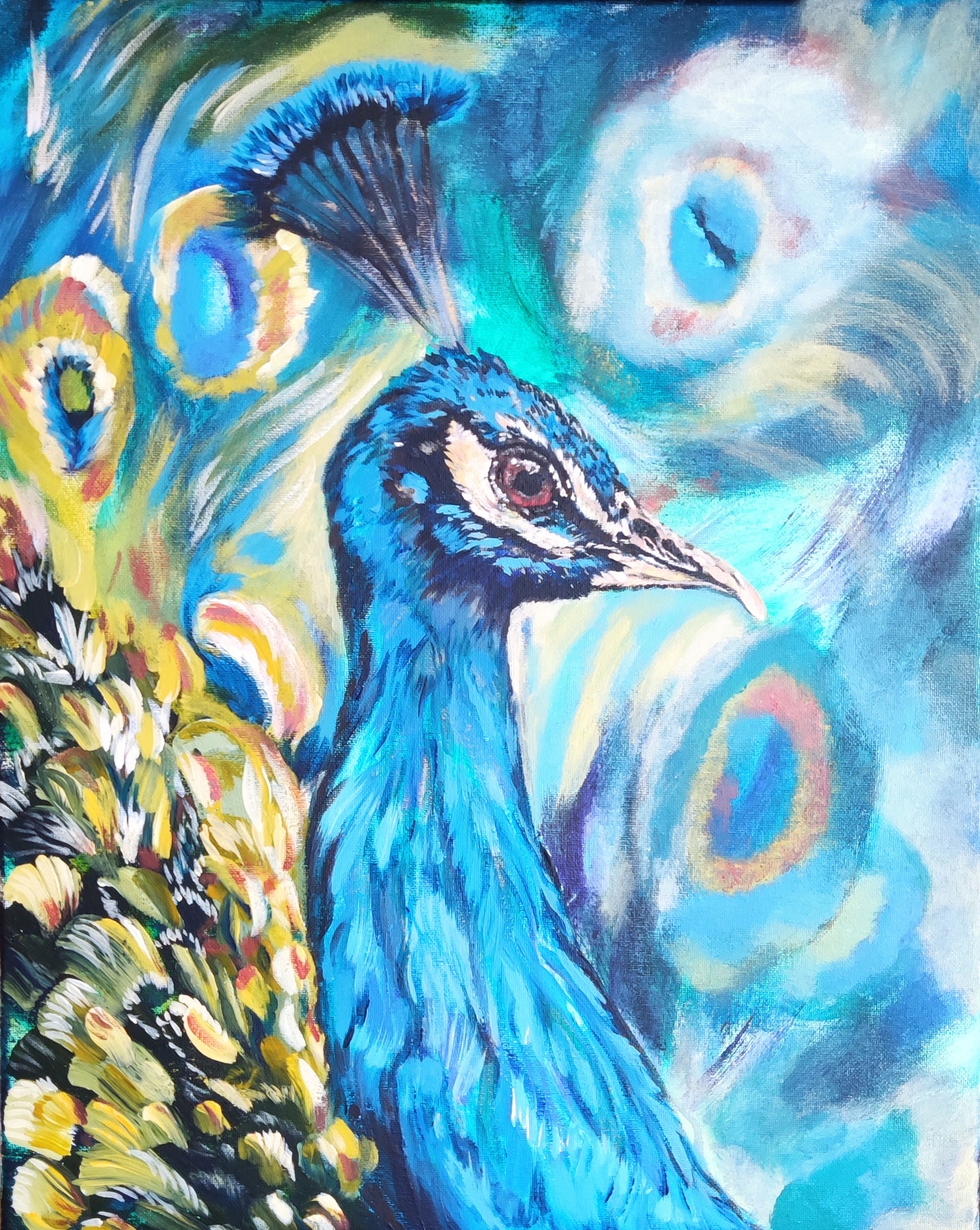 abstraktes, expressives Gemälde eines stolzen Pfaus in Blau, Grün und Gelb-Gold. Von Marika Junikajtes. Perfekt fürs Wohnzimmer, Esszimmer.