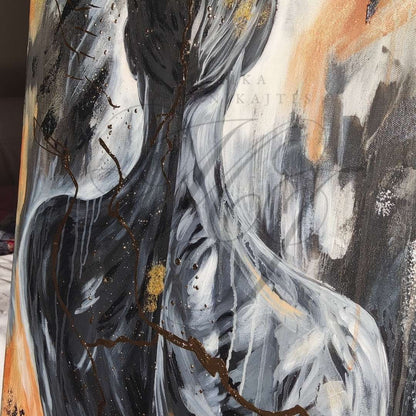 Großformatiges modernes Wandbild in Gold und Erdtönen, abstrakte Figur mit Struktur-Effekten, Kintsugi-Stil Dekoration für Wohnzimmer. Nahaufnahme Originalgemälde Golden Burden von Marika Junikajtes.