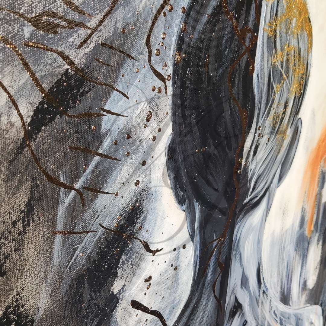 Großformatiges modernes Wandbild in Gold und Erdtönen, abstrakte Figur mit Struktur-Effekten, Kintsugi-Stil Dekoration für Wohnzimmer. Nahaufnahme Originalgemälde Golden Burden von Marika Junikajtes.