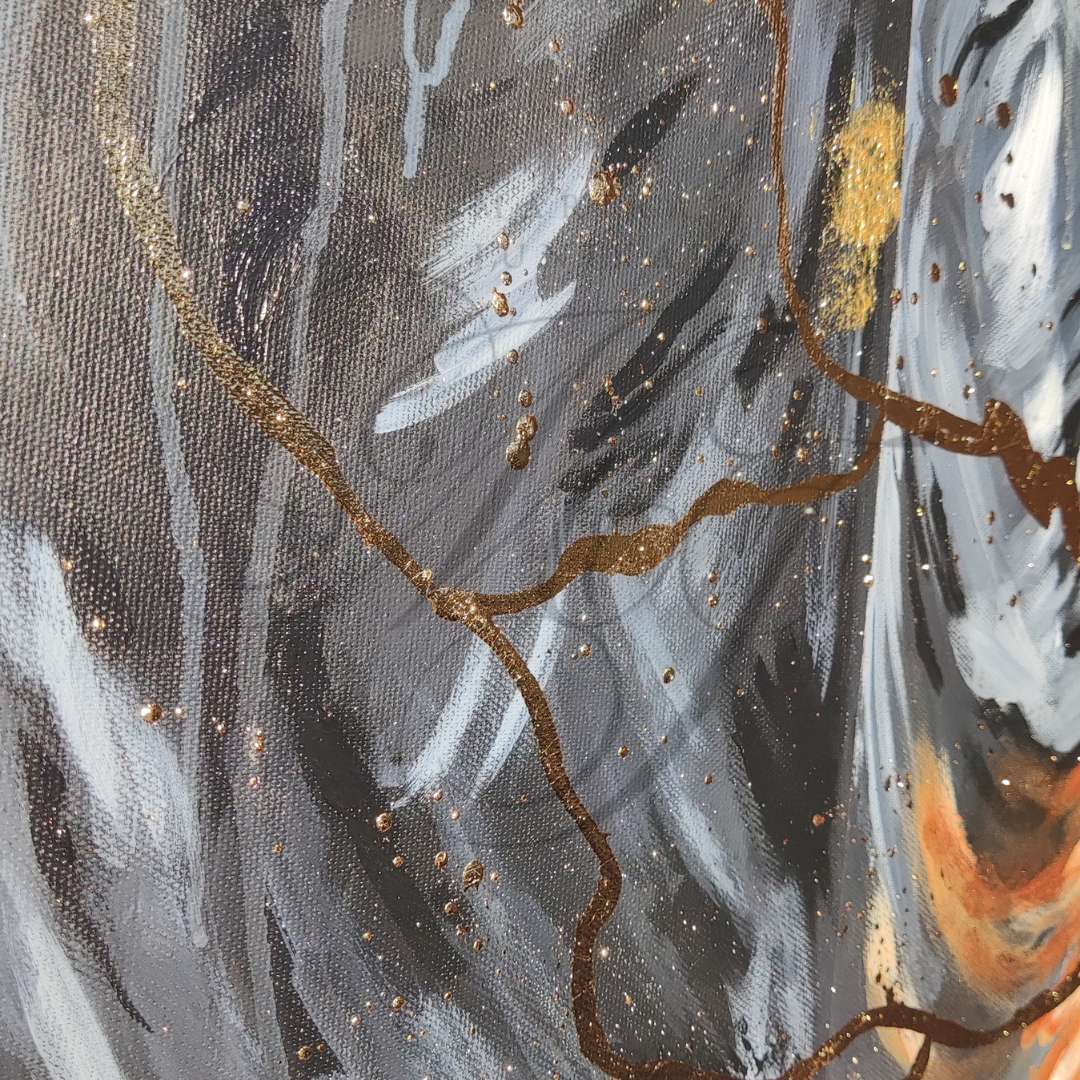 Großformatiges modernes Wandbild in Gold und Erdtönen, abstrakte Figur mit Struktur-Effekten, Kintsugi-Stil Dekoration für Wohnzimmer. Nahaufnahme Originalgemälde Golden Burden von Marika Junikajtes.