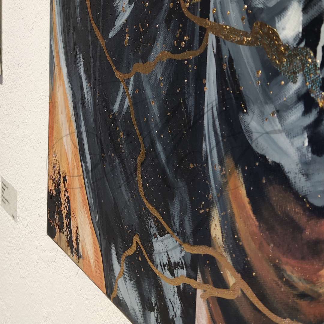 Großformatiges modernes Wandbild in Gold und Erdtönen, abstrakte Figur mit Struktur-Effekten, Kintsugi-Stil Dekoration für Wohnzimmer. Nahaufnahme Originalgemälde Golden Burden von Marika Junikajtes.