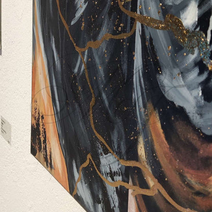 Großformatiges modernes Wandbild in Gold und Erdtönen, abstrakte Figur mit Struktur-Effekten, Kintsugi-Stil Dekoration für Wohnzimmer. Nahaufnahme Originalgemälde Golden Burden von Marika Junikajtes.