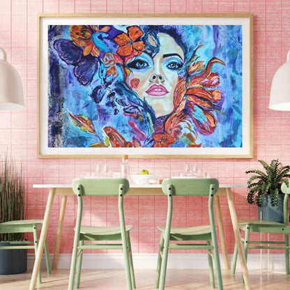 Rising Into Freedom, Gemälde der Künstlerin Marika Junikajtes hängt an eiern rosa Wand in einem modernen Esszimmer, mit einem kleinen Tisch und vier Stühlen.