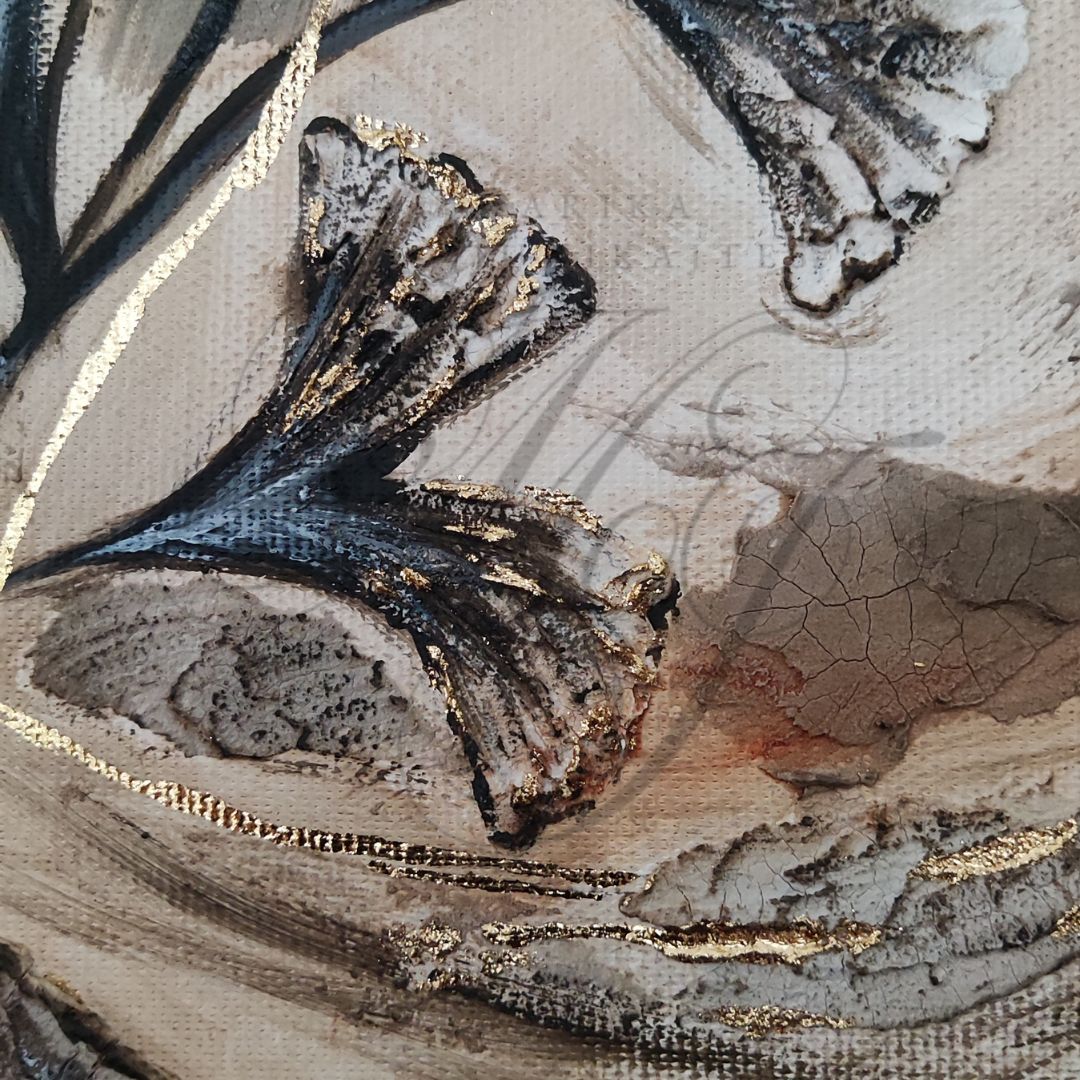 Detailansicht der sieben Ginkgoblätter im Originalgemälde „Rooted in Life“ von Marika Junikajtes. Strukturierte Oberflächen in erdigen Naturtönen mit feinen Blattgold-Akzenten.
