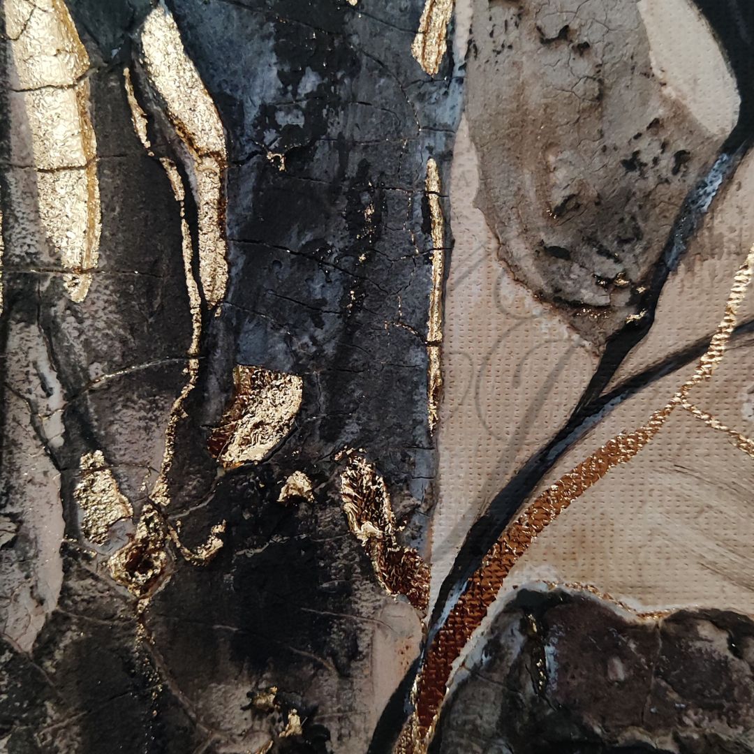 Nahaufnahme der Crackle-Struktur im Originalgemälde „Rooted in Life“ von Marika Junikajtes. Aufgebrochene Oberflächen und Blattgold zeigen die kintsugi-inspirierte Materialität des Werkes.