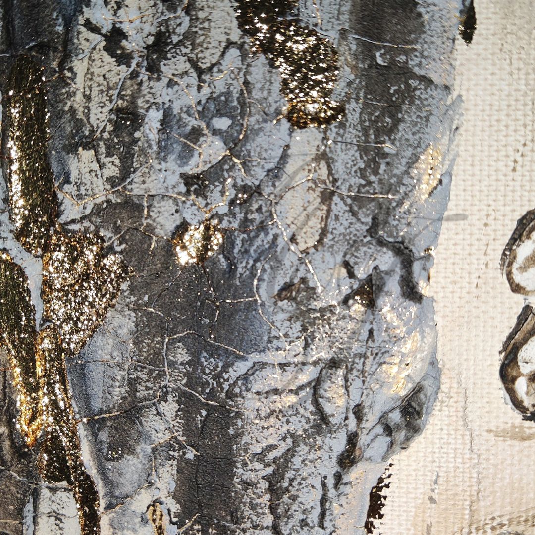 Nahaufnahme der Crackle-Struktur im Originalgemälde „Rooted in Life“ von Marika Junikajtes. Aufgebrochene Oberflächen und Blattgold zeigen die kintsugi-inspirierte Materialität des Werkes.