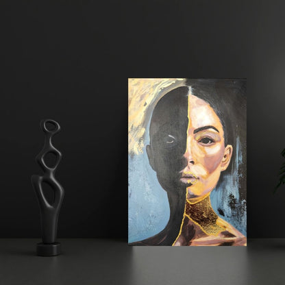 Originalgemälde Silence Is My Shield von Contemporary Artist Marika Junikajtes. Art with Soul. Series Strength Wears Black. Mixed Media (Acryl, Pouring) auf Leinwand 