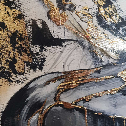 Großformatiges modernes Wandbild in Gold und Erdtönen, abstrakte Frauen Figur mit Struktur-Effekten, Kintsugi-Kunst, Dekoration für Wohnzimmer. Nahaufnahme, Originalgemälde The Chokehold Of Conformity von Marika Junikajtes.
