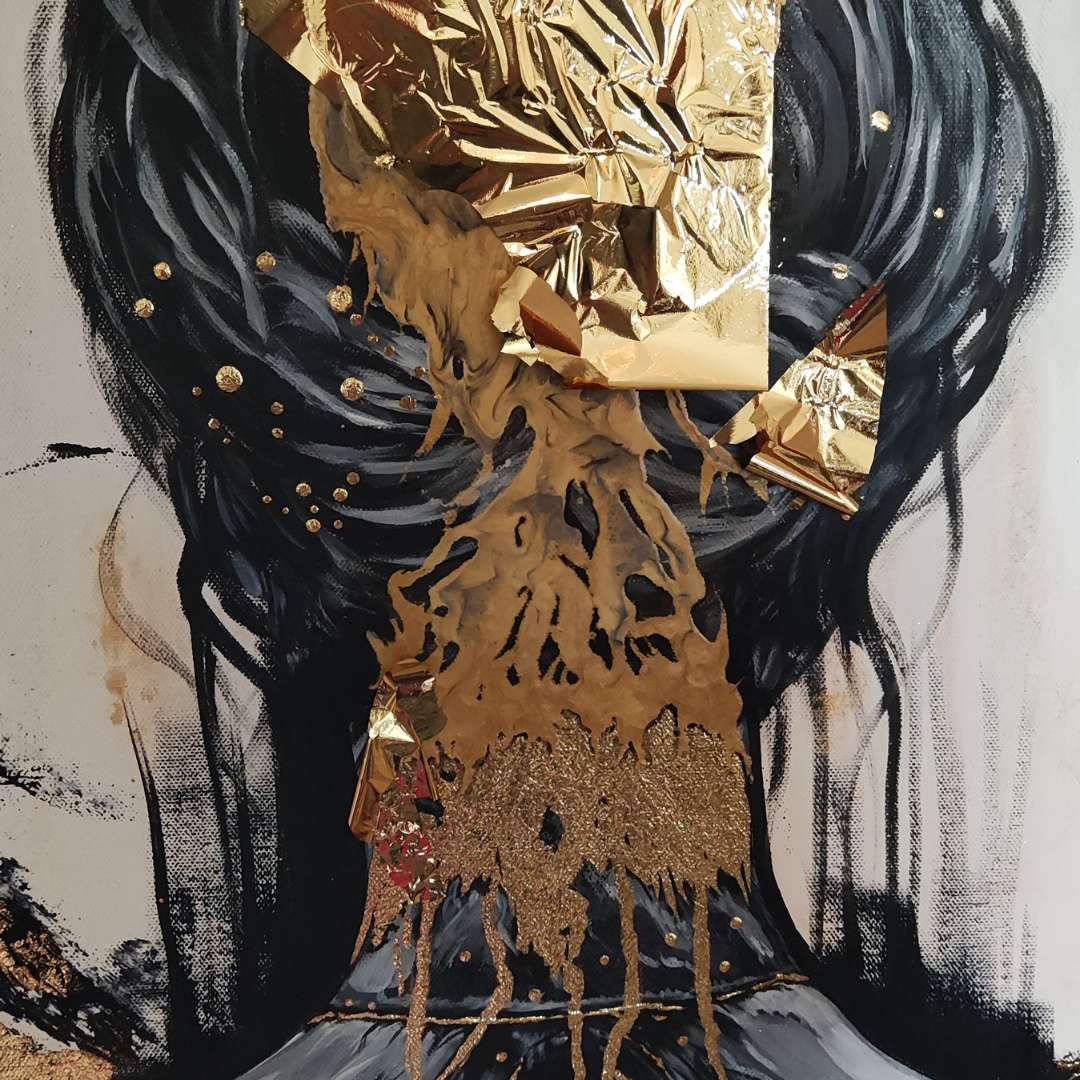 Großformatiges modernes Wandbild in Gold und Erdtönen, abstrakte Frauen Figur mit Struktur-Effekten, Kintsugi-Kunst, Dekoration für Wohnzimmer. Nahaufnahme Work In Progress, Originalgemälde The Chokehold Of Conformityvon Marika Junikajtes.