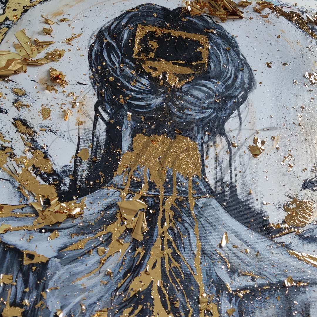 Großformatiges modernes Wandbild in Gold und Erdtönen, abstrakte Frauen Figur mit Struktur-Effekten, Kintsugi-Kunst, Dekoration für Wohnzimmer. Nahaufnahme Work In Progress, Originalgemälde The Chokehold Of Conformityvon Marika Junikajtes.