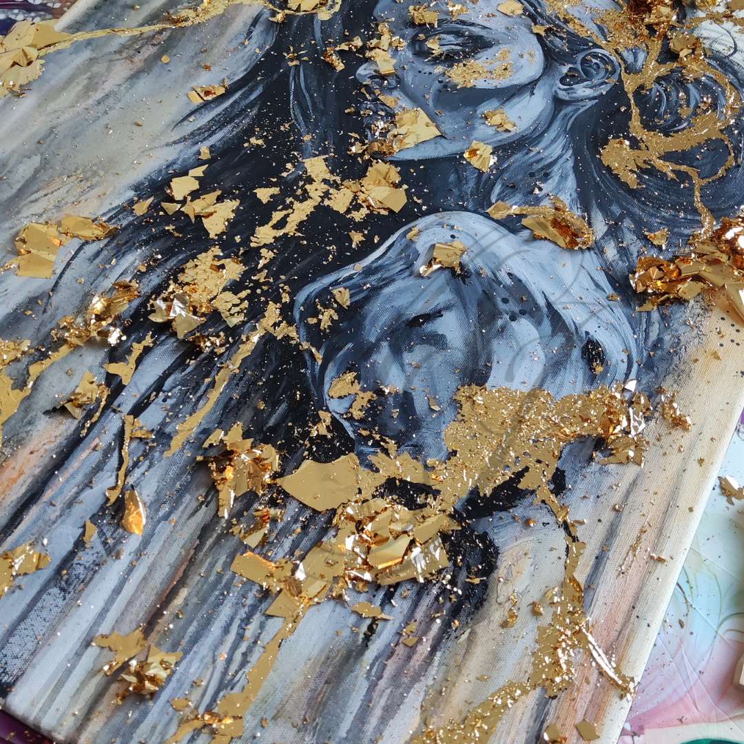 Großformatiges modernes Wandbild in Gold und Erdtönen, abstrakte Figur mit Struktur-Effekten, Kintsugi-Stil Dekoration für Wohnzimmer. Nahaufnahme Work In Progress Originalgemälde The Mind's Gilded Tether von Marika Junikajtes.