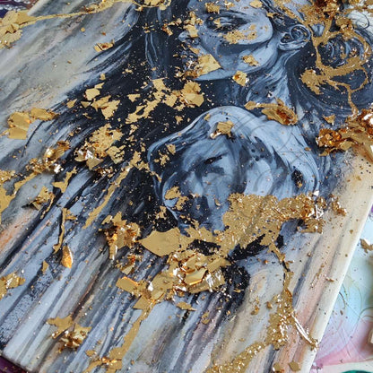 Großformatiges modernes Wandbild in Gold und Erdtönen, abstrakte Figur mit Struktur-Effekten, Kintsugi-Stil Dekoration für Wohnzimmer. Nahaufnahme Work In Progress Originalgemälde The Mind's Gilded Tether von Marika Junikajtes.