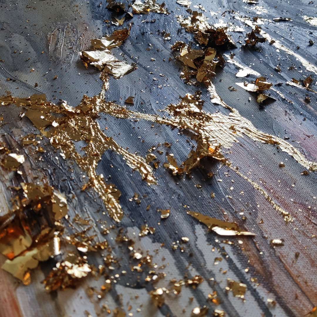 Großformatiges modernes Wandbild in Gold und Erdtönen, abstrakte Figur mit Struktur-Effekten, Kintsugi-Stil Dekoration für Wohnzimmer. Nahaufnahme Originalgemälde The Mind's Gilded Tether von Marika Junikajtes.