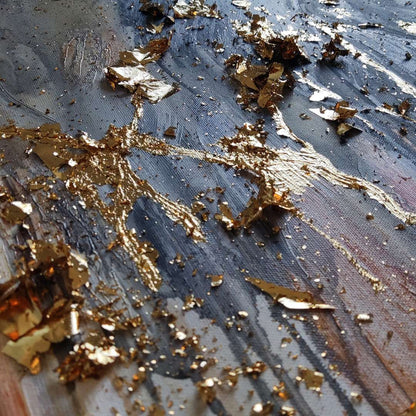 Großformatiges modernes Wandbild in Gold und Erdtönen, abstrakte Figur mit Struktur-Effekten, Kintsugi-Stil Dekoration für Wohnzimmer. Nahaufnahme Originalgemälde The Mind's Gilded Tether von Marika Junikajtes.