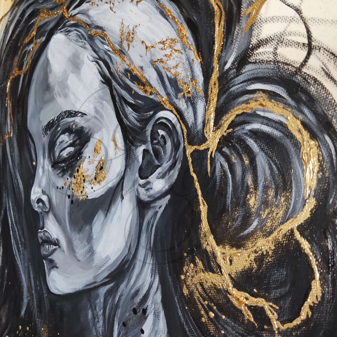 Großformatiges modernes Wandbild in Gold und Erdtönen, abstrakte Figur mit Struktur-Effekten, Kintsugi-Stil Dekoration für Wohnzimmer. Nahaufnahme Originalgemälde The Mind's Gilded Tether von Marika Junikajtes.