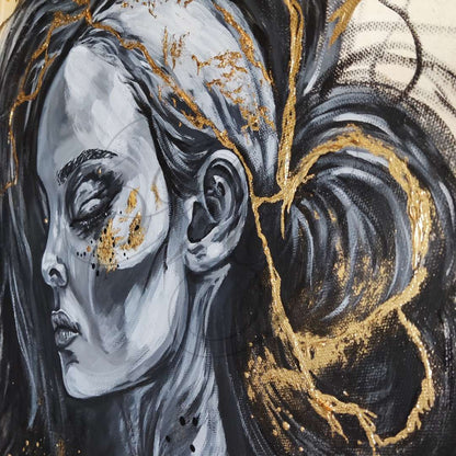 Großformatiges modernes Wandbild in Gold und Erdtönen, abstrakte Figur mit Struktur-Effekten, Kintsugi-Stil Dekoration für Wohnzimmer. Nahaufnahme Originalgemälde The Mind's Gilded Tether von Marika Junikajtes.